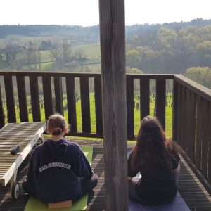 Terrasse de yoga du lodge au Château Feely